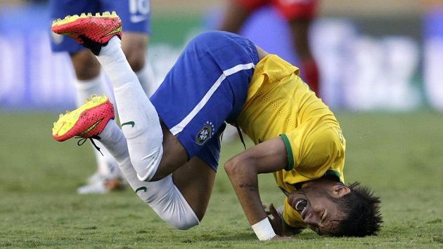Brazilec Neymar v netradiční pozici v přípravě s Panamou. Brazilec Neymar v netradiční pozici v přípravě s Panamou.