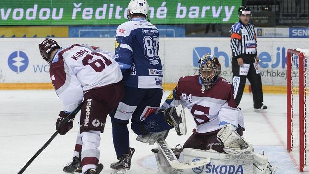 Plzeňský Marcel Hossa mezi sparťany Lukášem Klimkem (vlevo) a Tomášem Pöpperlem. Plzeňský Marcel Hossa mezi sparťany Lukášem Klimkem (vlevo) a Tomášem Pöpperlem.