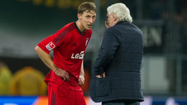 Stefan Kiessling (vlevo) hovoří po utkání v Hoffenheimu se sportovním ředitelem Leverkusenu Rudim Völlerem. Stefan Kiessling (vlevo) hovoří po utkání v Hoffenheimu se sportovním ředitelem Leverkusenu Rudim Völlerem.