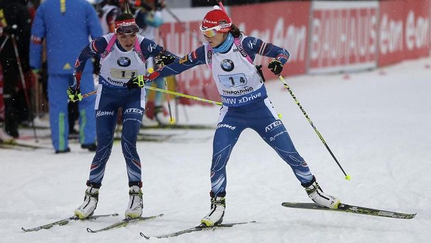 České biatlonistky Jitka Landová (vlevo) a Veronika Vítková. České biatlonistky Jitka Landová (vlevo) a Veronika Vítková.