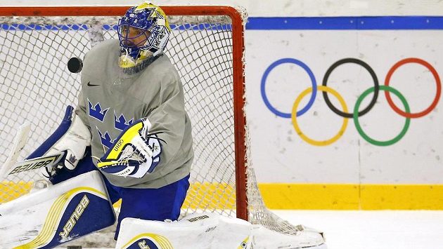 Švédský hokejový brankář Henrik Lundqvist na tréninku v Soči. Švédský hokejový brankář Henrik Lundqvist na tréninku v Soči.
