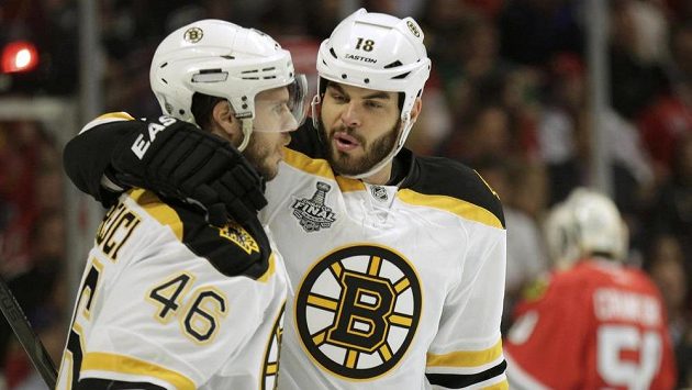 Útočník Bostonu Nathan Horton (vpravo) se s Davidem Krejčím raduje ze vstřelení gólu proti Chicagu. Útočník Bostonu Nathan Horton (vpravo) se s Davidem Krejčím raduje ze vstřelení gólu proti Chicagu.