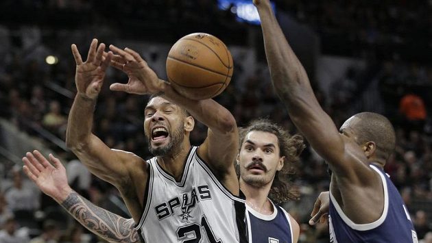 Tim Duncan ze San Antonia v souboji se Sergem Ibakou z Oklahomy v zápase play off zámořské NBA. Tim Duncan ze San Antonia v souboji se Sergem Ibakou z Oklahomy v zápase play off zámořské NBA.