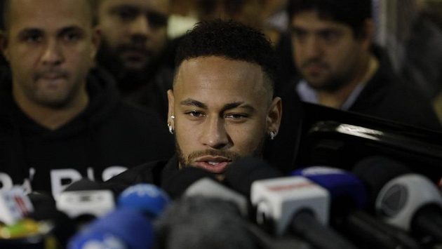 Brazilský fotbalista Neymar odpovídá novinářům na otázky v kauze údajného znásilnění, z něhož ho obvinila modelka Najila Trindadeová. Brazilský fotbalista Neymar odpovídá novinářům na otázky v kauze údajného znásilnění, z něhož ho obvinila modelka Najila Trindadeová.
