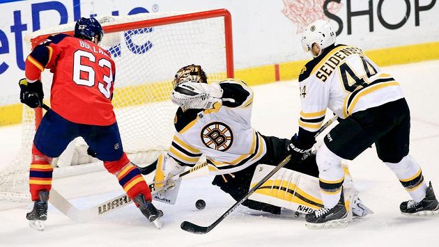 Bostonský Rask zázračně zasahuje proti Bollandovi z Floridy. Bostonský Rask zázračně zasahuje proti Bollandovi z Floridy.