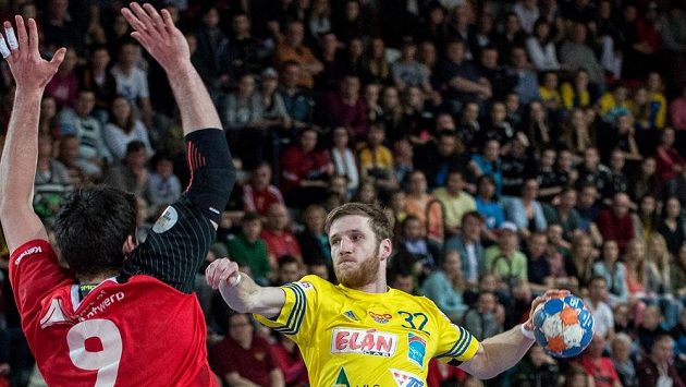 Jan Syřínek z Dukly Praha (žlutý) a Luka Groff z KV Sasja. Jan Syřínek z Dukly Praha (žlutý) a Luka Groff z KV Sasja.