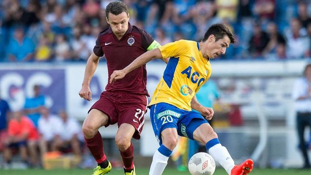David Lafata (vlevo) ze Sparty a Robert Hrubý ještě v dresu Teplic. David Lafata (vlevo) ze Sparty a Robert Hrubý ještě v dresu Teplic.