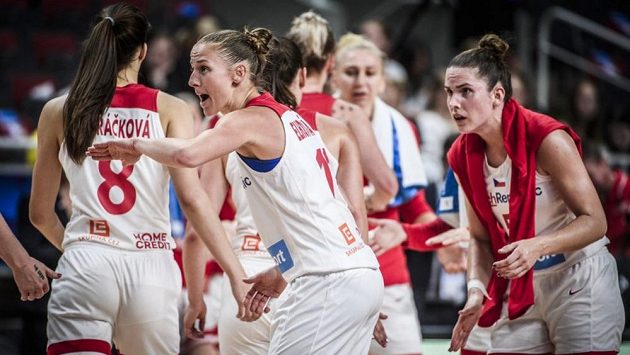 Radost českých basketbalistek na ME v duelu se Švédskem. Radost českých basketbalistek na ME v duelu se Švédskem.