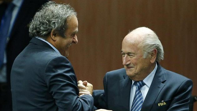 Šef UEFA Michel Platini (vlevo) a prezident FIFA Sepp Blatter. Šef UEFA Michel Platini (vlevo) a prezident FIFA Sepp Blatter.