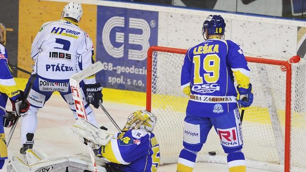 Zlínský brankář Petr Hromada inkasuje gól v utkání s Brnem. Vlevo obránce Komety František Ptáček, vpravo je útočník Beranů Petr Leška. Zlínský brankář Petr Hromada inkasuje gól v utkání s Brnem. Vlevo obránce Komety František Ptáček, vpravo je útočník Beranů Petr Leška.