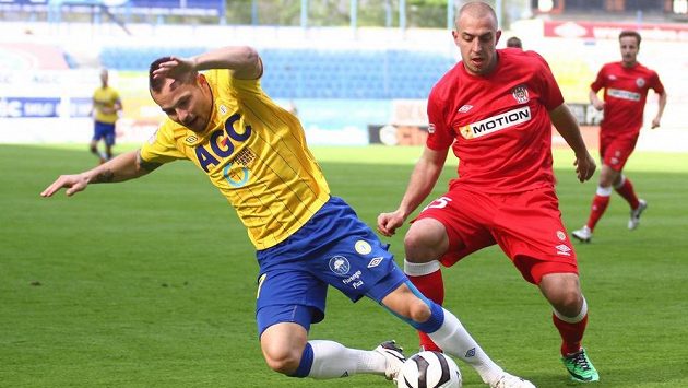 Jiří Skalák (vpravo) v souboji s teplickým Tomášem Vondráškem. Jiří Skalák (vpravo) v souboji s teplickým Tomášem Vondráškem.