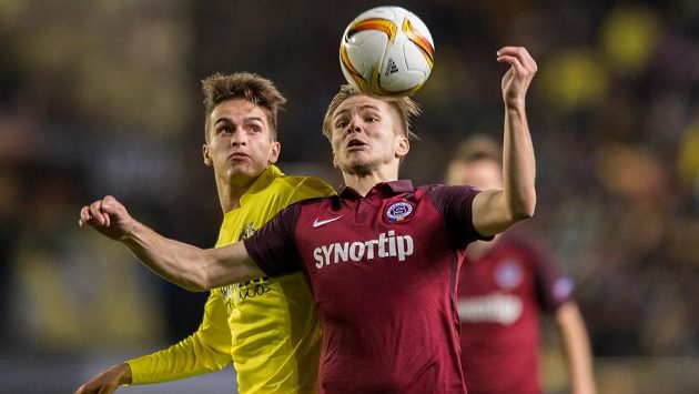 Záložník Villarrealu Denis Suárez (vlevo) v souboji se sparťanem Martinem Frýdkem. Záložník Villarrealu Denis Suárez (vlevo) v souboji se sparťanem Martinem Frýdkem.
