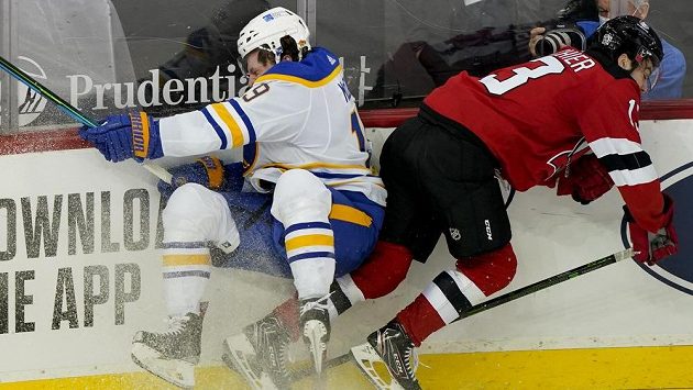 Jake McCabe (vlevo) z Buffala a Nico Hischier z New Jersey. Jake McCabe (vlevo) z Buffala a Nico Hischier z New Jersey.