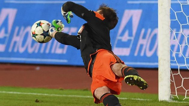 Jan Hanuš z Jihlavy právě zneškodnil Kukecovu penaltu. Jan Hanuš z Jihlavy právě zneškodnil Kukecovu penaltu.