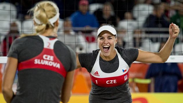 Markéta Sluková a Barbora Hermannová (vpravo) se radují z vítězství nad Anou Gallayovou a Georginou Klugovou z Argentiny. Markéta Sluková a Barbora Hermannová (vpravo) se radují z vítězství nad Anou Gallayovou a Georginou Klugovou z Argentiny.