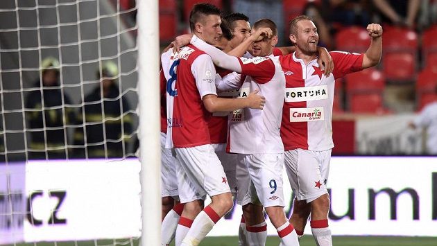 Fotbalisté Slavie Praha oslavují třetí gól proti Liberci. Fotbalisté Slavie Praha oslavují třetí gól proti Liberci.