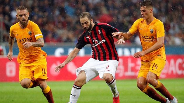 Fotbalisté AS Řím Daniele De Rossi a Patrik Schick se snaží zastavit Gonzala Higuaina z AC Milán v utkání italské ligy. Fotbalisté AS Řím Daniele De Rossi a Patrik Schick se snaží zastavit Gonzala Higuaina z AC Milán v utkání italské ligy.