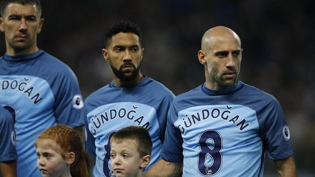 Fotbalisté Manchesteru City podpořili zraněného Ilkaye Gündogana. Fotbalisté Manchesteru City podpořili zraněného Ilkaye Gündogana.