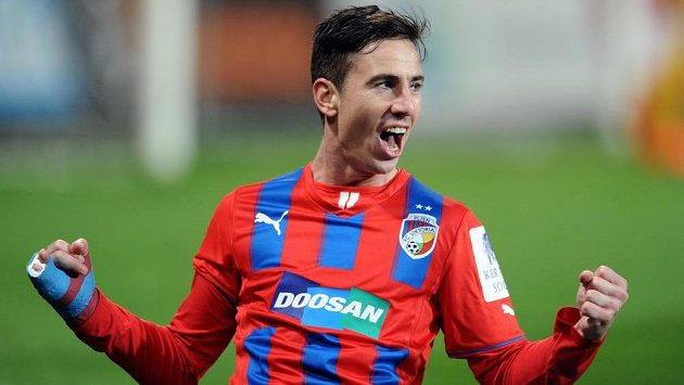 Plzeňský záložník Milan Petržela oslavuje druhý gól do sítě Liberce. Plzeňský záložník Milan Petržela oslavuje druhý gól do sítě Liberce.