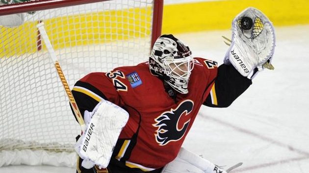 Finský brankář Miikka Kiprusoff v dresu Calgary Finský brankář Miikka Kiprusoff v dresu Calgary