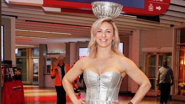 Fanynka Washingtonu dorazila na zápas Capitals s Montrealem v hodné netradičním oděvu. Fanynka Washingtonu dorazila na zápas Capitals s Montrealem v hodné netradičním oděvu.