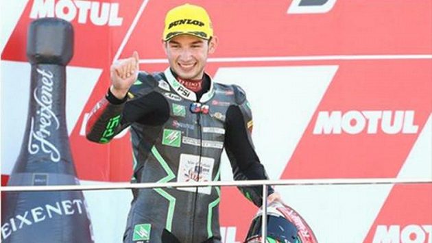 Jakub Kornfeil na stupních vítězů Moto 3 v posledním závodě sezóny ve Valencii. Jakub Kornfeil na stupních vítězů Moto 3 v posledním závodě sezóny ve Valencii.