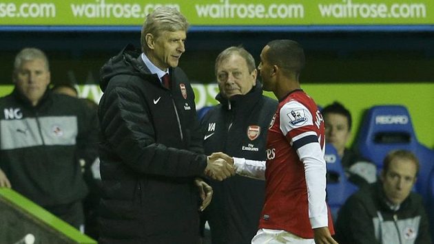 Theo Walcott z Arsenalu si podává ruku s trenérem Arsénem Wengerem. Budou stejně jednat i po podpisu nové Walcottovy smlouvy? Theo Walcott z Arsenalu si podává ruku s trenérem Arsénem Wengerem. Budou stejně jednat i po podpisu nové Walcottovy smlouvy?