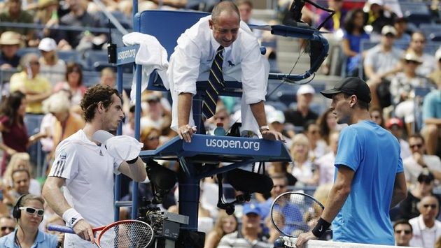 Tenisté Andy Murray a Tomáš Berdych se dohadují s rozhodčím poté, co britskému tenistovi během výměny v semifinále US Open spadla čepice. Tenisté Andy Murray a Tomáš Berdych se dohadují s rozhodčím poté, co britskému tenistovi během výměny v semifinále US Open spadla čepice.