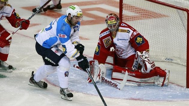 Milan Gulaš (uprostřed) z Plzně se snaží překonat slávistického brankáře Dominika Furcha. Milan Gulaš (uprostřed) z Plzně se snaží překonat slávistického brankáře Dominika Furcha.