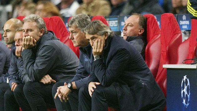 Zklamaná lavička Manchesteru City v čele s trenérem Robertem Mancinim (vpravo). Zklamaná lavička Manchesteru City v čele s trenérem Robertem Mancinim (vpravo).