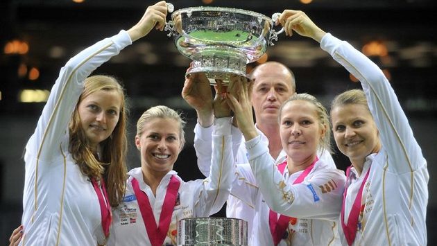 Český fedcupový tým se raduje ze zisku trofeje, zleva Petra Kvitová, Andrea Hlaváčková, kapitán Petr Pála, Lucie Hradecká a Lucie Šafářová. Český fedcupový tým se raduje ze zisku trofeje, zleva Petra Kvitová, Andrea Hlaváčková, kapitán Petr Pála, Lucie Hradecká a Lucie Šafářová.