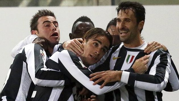 Radost fotbalistů Juventusu Turín v ligovém utkání s Cagliari Radost fotbalistů Juventusu Turín v ligovém utkání s Cagliari
