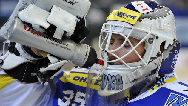 Jiří Trvaj se osvěžuje u střídačky během přerušení zápasu Jiří Trvaj se osvěžuje u střídačky během přerušení zápasu