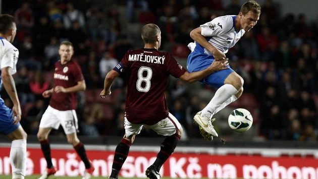 Sparťanský kapitán Marek Matějovský a ostravský fotbalista Tomáš Majtán (v bílém). Sparťanský kapitán Marek Matějovský a ostravský fotbalista Tomáš Majtán (v bílém).