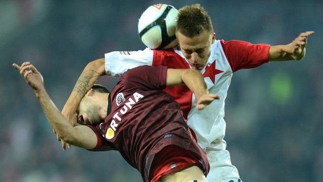 Sparťanský záložník Josef Hušbauer (vlevo) v souboji s Ondřejem Petrákem ze Slavie. Sparťanský záložník Josef Hušbauer (vlevo) v souboji s Ondřejem Petrákem ze Slavie.