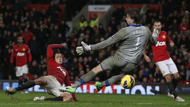 Javier Hernández (vlevo) střílí gól Manchestrru United v duelu s Newcastlem, gólman hostí Tim Krul už zasáhnout nestačil Javier Hernández (vlevo) střílí gól Manchestrru United v duelu s Newcastlem, gólman hostí Tim Krul už zasáhnout nestačil