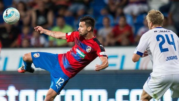 Útočník Michal Ďuriš (vlevo) v dresu Plzně a zlínský obránce Jakub Jugas. Útočník Michal Ďuriš (vlevo) v dresu Plzně a zlínský obránce Jakub Jugas.