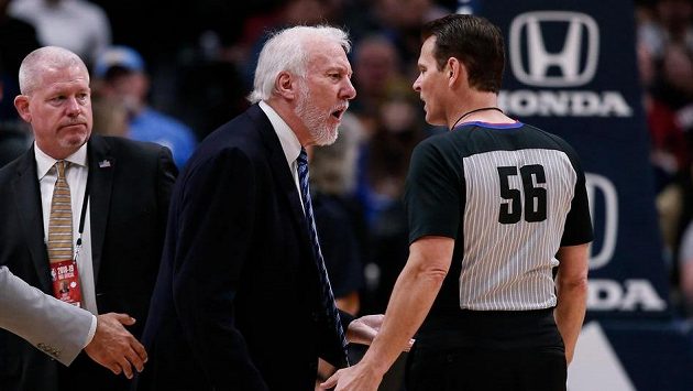 Trenérská legenda San Antonia Spurs Gregg Popovich diskutuje s rozhodčím o svém vyloučení. Trenérská legenda San Antonia Spurs Gregg Popovich diskutuje s rozhodčím o svém vyloučení.