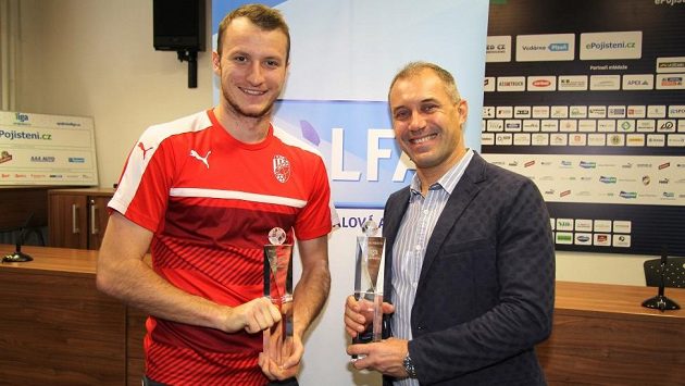 Zleva Michael Krmenčík a Romana Pivarník s cenami pro Hráče, respektive Trenéra měsíce. Zleva Michael Krmenčík a Romana Pivarník s cenami pro Hráče, respektive Trenéra měsíce.