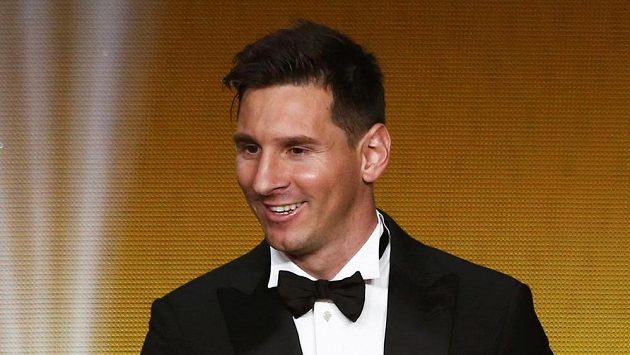 Argentinec Lionel Messi se Zlatým míčem FIFA pro nejlepšího fotbalistu za rok 2015. Argentinec Lionel Messi se Zlatým míčem FIFA pro nejlepšího fotbalistu za rok 2015.