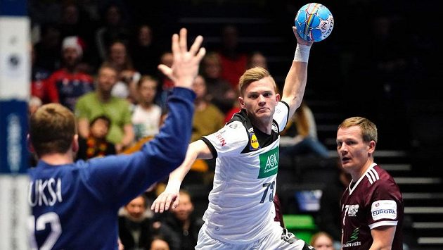 Timo Kastening z Německa střílí na lotyšského brankáře Edgarse Kuksu. Timo Kastening z Německa střílí na lotyšského brankáře Edgarse Kuksu.