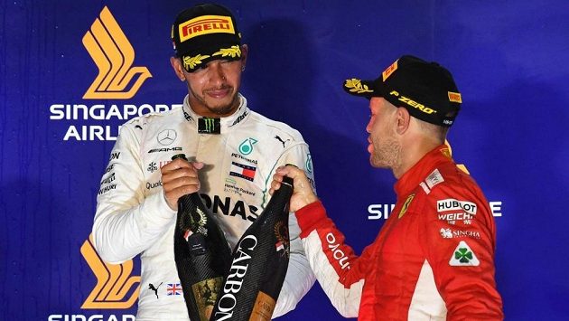 Lewis Hamilton a Sebastian Vettel. Lewis Hamilton a Sebastian Vettel.