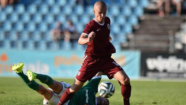 Sparťanský útočník Martin Nešpor bojuje o míč s obráncem Tallinnu Tonim Tipuričem. Sparťanský útočník Martin Nešpor bojuje o míč s obráncem Tallinnu Tonim Tipuričem.