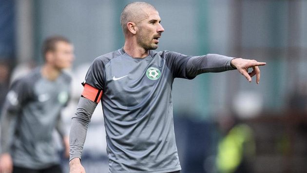 Kapitán Příbrami Jan Rezek diriguje své spoluhráče v utkání s Bohemians. Kapitán Příbrami Jan Rezek diriguje své spoluhráče v utkání s Bohemians.