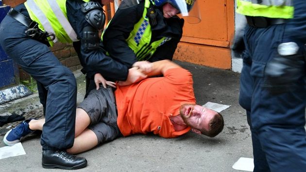 Policejní zásah proti fotbalovému chuligánovi - ilustrační foto. Policejní zásah proti fotbalovému chuligánovi - ilustrační foto.