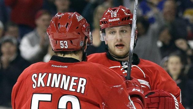 Jiří Tlustý (19) se spoluhráčem z Caroliny Jeffem Skinnerem v utkání s Buffalem. Jiří Tlustý (19) se spoluhráčem z Caroliny Jeffem Skinnerem v utkání s Buffalem.