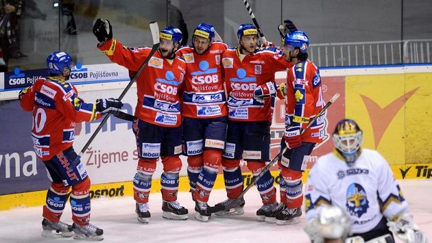 Hráči Pardubic se radují z gólu (zleva) Tomáš Rolinek, Jan Starý, autor vyrovnávací trefy Pavel Brendl, Aleš Píša a Travis Gawryletz. Hráči Pardubic se radují z gólu (zleva) Tomáš Rolinek, Jan Starý, autor vyrovnávací trefy Pavel Brendl, Aleš Píša a Travis Gawryletz.