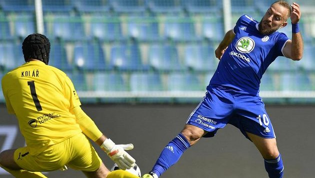 Zleva brankář Ondřej Kolář ze Slavie a Jiří Skalák z Boleslavi. Zleva brankář Ondřej Kolář ze Slavie a Jiří Skalák z Boleslavi.
