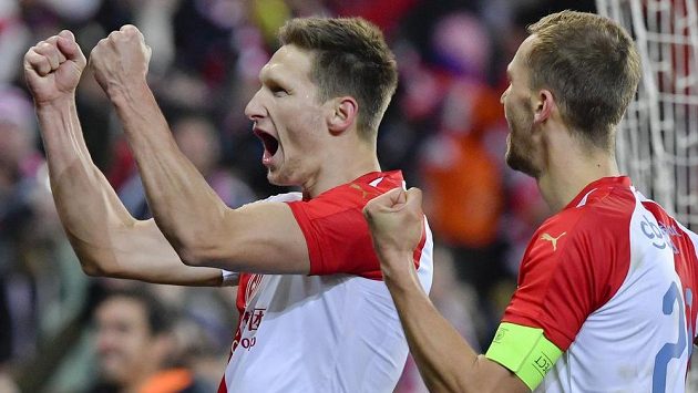 Milan Škoda ze Slavie (vlevo) se raduje z gólu z pokutového kopu v utkání proti Karviné. Vpravo je kapitán sešívaných Tomáš Souček. Milan Škoda ze Slavie (vlevo) se raduje z gólu z pokutového kopu v utkání proti Karviné. Vpravo je kapitán sešívaných Tomáš Souček.