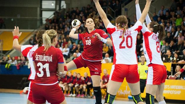 České házenkářky Alena Šetelíková (31) a Iveta Luzumová (18) bojují s polskou obranou České házenkářky Alena Šetelíková (31) a Iveta Luzumová (18) bojují s polskou obranou